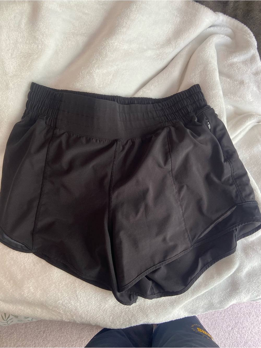 black lululemon hotty hot shorts 4 inches